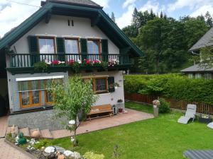 a house with a balcony and a garden at Ferienwohnung Schreilechner in Mauterndorf