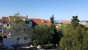 Apartment Antonija i Mateo, Apartment in the center of Split rooms في سبليت: مبنى به سطوح بلاط احمر واشجار