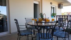 Apartment Antonija i Mateo, Apartment in the center of Split rooms في سبليت: طاولة مع كراسي ومشروبات على الشرفة