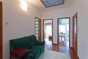 Et opholdsområde på Camarao Apartment + 22 billeder