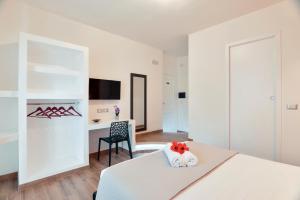 TV a/nebo společenská místnost v ubytování Coral Bay Charming House