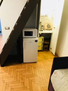 a kitchen with a microwave on top of a refrigerator at Carina Loft in Venice