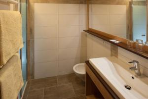Koupelna v ubytování Hotel Sonnalpen + 37 fotografií