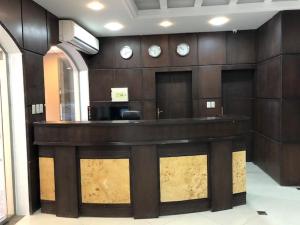 a room with a counter with clocks on the wall at شقق بيوت الشرق المخدومة-اقتصادي in Al Khobar