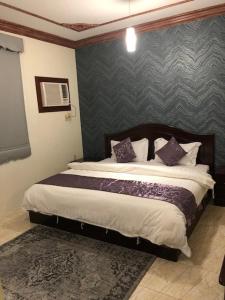 阿可賀巴的住宿－Beyoot Alsharq Furnished Units，一间卧室,卧室内配有一张大床