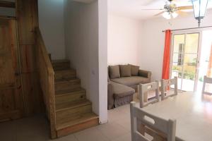 ein Wohnzimmer mit einem Sofa und einem Tisch in der Unterkunft Residencial Las Estrellas in Boca Chica