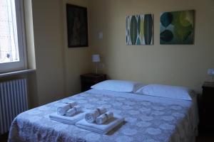 a bedroom with two beds with towels on a bed at Il Vicolo 48 in Pesaro