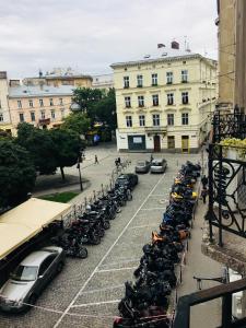 Um monte de motas estacionadas num parque de estacionamento. em Apartments on Valova 9 em Lviv
