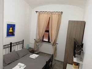 A bed or beds in a room at Grandis Rooms
