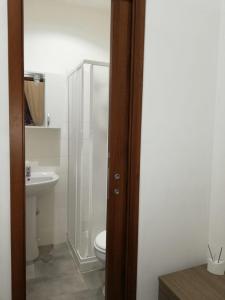 A bathroom at Grandis Rooms