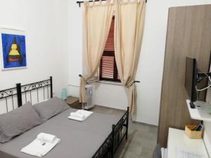 A bed or beds in a room at Grandis Rooms