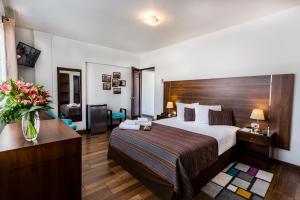 ein Hotelzimmer mit einem Bett und einem Schreibtisch in der Unterkunft Conde de Lemos Arequipa in Arequipa