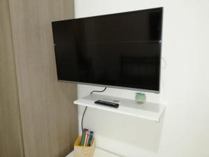 A television and/or entertainment centre at Grandis Rooms