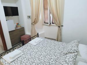 A bed or beds in a room at Grandis Rooms