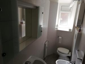A bathroom at Grandis Rooms