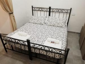 A bed or beds in a room at Grandis Rooms