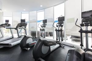 Gimnasio o instalaciones de fitness de Nuvo Suites Hotel - Miami / Doral