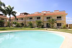 a large swimming pool in front of a building at Residencial Las Estrellas in Boca Chica