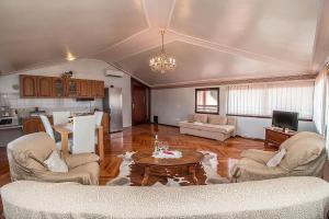 sala de estar con sofá y mesa en Villa Rose en Rovinj