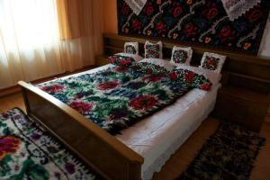 En eller flere senge i et værelse på La Vasile la Cazan