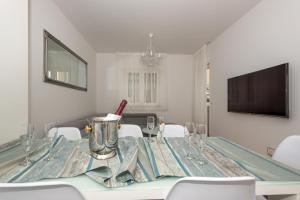 TV a/nebo společenská místnost v ubytování Apartman Ramljak