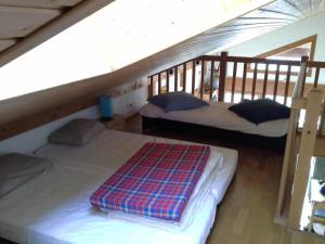 2 camas en una habitación con ático en Cordon Balcon Du Mont Blanc, en Cordon