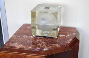 un jarrón de cristal sobre una mesa de madera en Villa Domus 1938 en Sestri Levante