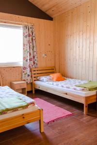 Кровать или кровати в номере Tawerna Pod Kotwicą pokoje i domy wakacyjne