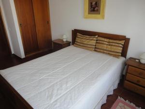 ルースにあるCasa Mariliaのベッドルーム(白い大型ベッド1台、木製ヘッドボード付)