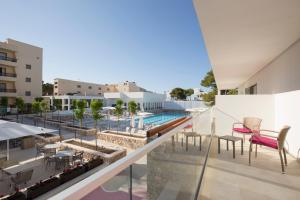 Bazén v ubytování Hotel Bella Playa & Spa nebo v jeho okolí