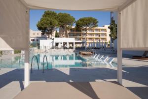 Bazén v ubytování Hotel Bella Playa & Spa nebo v jeho okolí