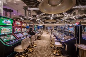 un casinò con tante slot machine e tavoli di Euphoria Hotel Batumi a Batumi
