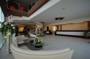 A seating area at Mediterraneo Palace Hotel