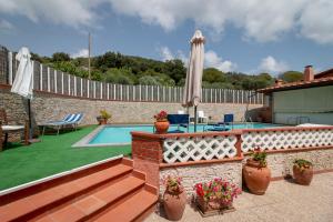 The swimming pool at or close to Casale Gli Ulivi