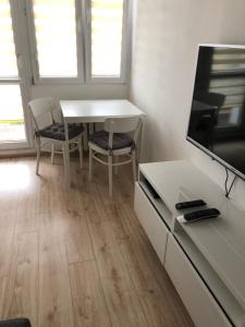 Telewizja i/lub zestaw kina domowego w obiekcie Apartament Przy Skarpie