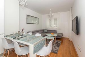 TV a/nebo společenská místnost v ubytování Apartman Ramljak