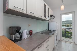 een keuken met een wastafel en een aanrecht bij Apartments Maria in Trogir