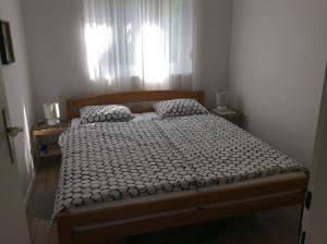 ein Schlafzimmer mit einem großen Bett mit Fenster in der Unterkunft Apartment Sanja in Dramalj