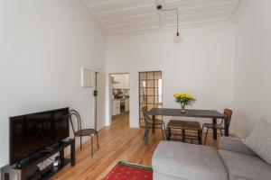 ein Wohnzimmer mit einem Sofa und einem Tisch in der Unterkunft BeGuest Santa Catarina Lisbon Apartment in Lissabon