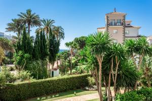 budynek z palmami przed nim w obiekcie by RIVA - Spectacular Studio in Medina Garden of Puerto Banus w Marbelli