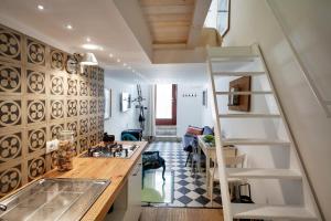 a kitchen with a staircase leading to a living room at siciliacasevacanze - Marina Domus Depandance in Marina di Ragusa