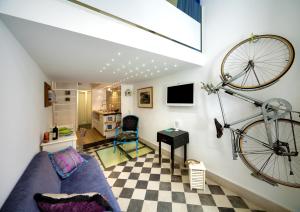 a living room with a bike hanging on the wall at siciliacasevacanze - Marina Domus Depandance in Marina di Ragusa