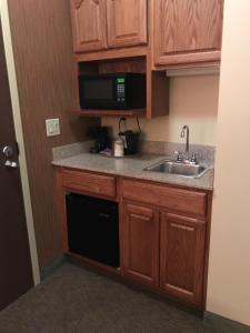 Dapur atau dapur kecil di Randolph Inn and Suites