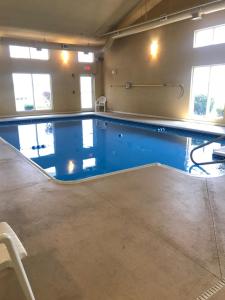 una gran piscina de agua azul en una habitación en Randolph Inn and Suites, en Winchester