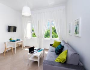 a living room with a couch and a table at Gi HOME Apartment vicino alla stazione e al Mare in Meta