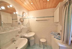 bagno con lavandino e servizi igienici di Gasserhütte a Innerkrems