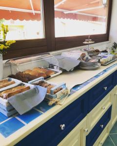 un buffet con pane e altri prodotti alimentari su un bancone di C'Amaryllide a Castellabate