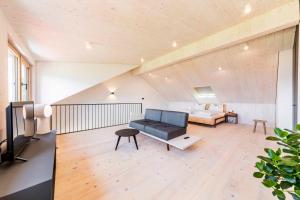a living room with a couch and a tv at Obersteinerhof in Collalbo