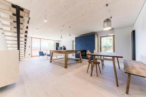a kitchen and dining room with a table and chairs at Obersteinerhof in Collalbo