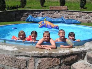 - un groupe d'enfants dormant dans une piscine dans l'établissement Chalupa U Mateje, à Trutnov